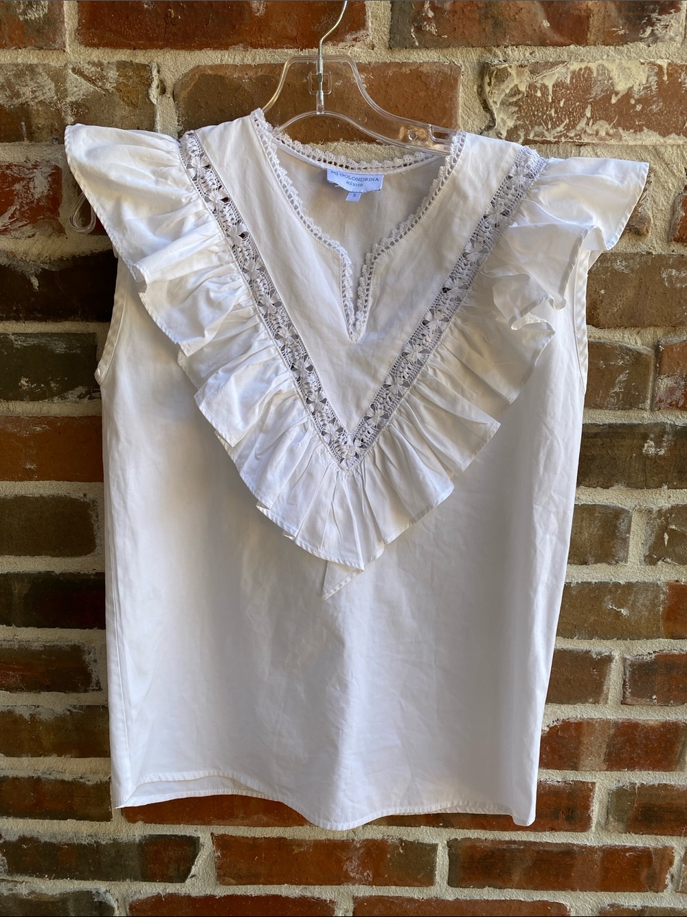 Mi Golondrina White Ruffle V-Neck Lace Trim Sleeveless Top